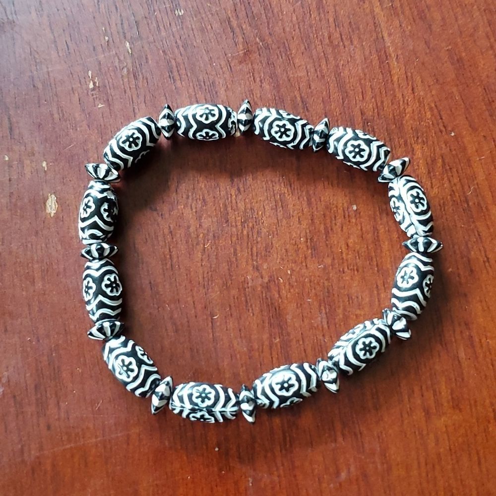 Plastic beaded stretchy bracelet